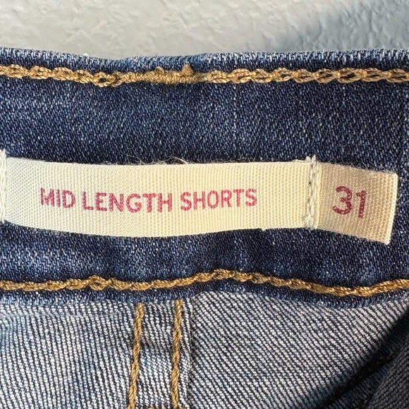 Levi's Mid Length Shorts - Medium Wash - Picture 6 of 9